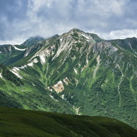 雲海の中に顔を出した鷲羽岳（わしばだけ）の写真