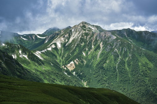 雲海の中に顔を出した鷲羽岳（わしばだけ）