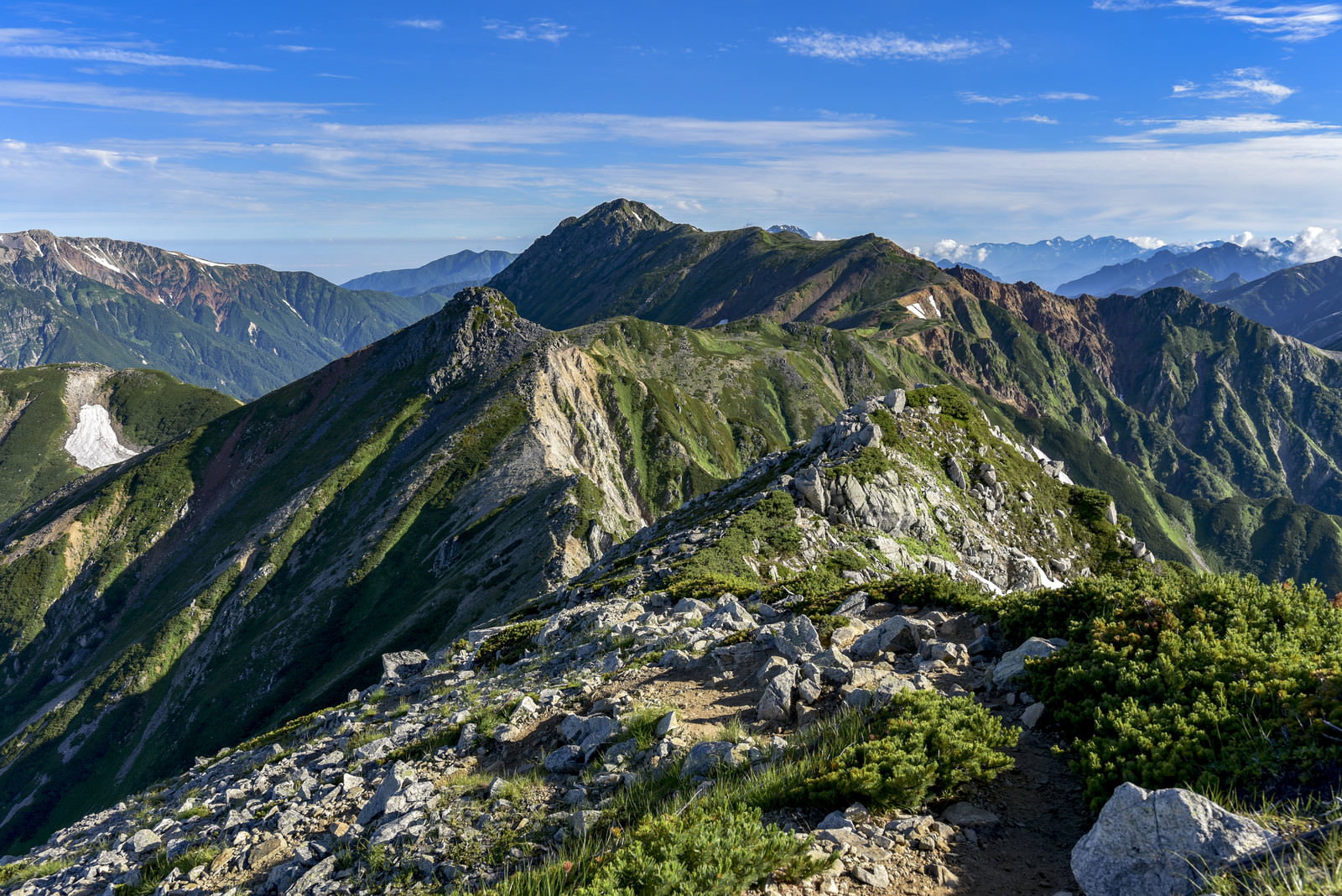 鷲羽岳から水晶岳へとつながる稜線と北アルプスの山々