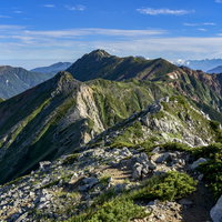 鷲羽岳から水晶岳へとつながる北アルプスの稜線の写真