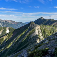 日本百名山の鷲羽岳から見るワリモ岳と水晶岳と薬師岳の写真