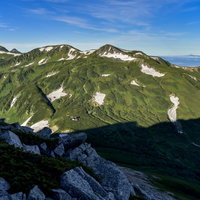 北アルプス鷲羽岳から見る三俣蓮華岳と三俣蓮華小屋の写真