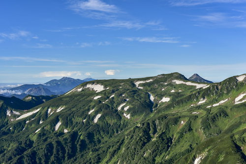 鷲羽岳中腹から見る北アルプス南部の雄大な山々