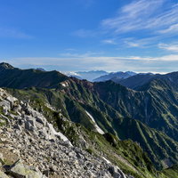 鷲羽岳山頂から見る水晶岳と裏銀座コースの連峰の写真