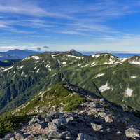 日本百名山・鷲羽岳山頂から見る笠ヶ岳方面の稜線の写真