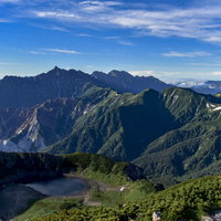 鷲羽池と槍ヶ岳、穂高連峰を映す日本百名山の景色の写真