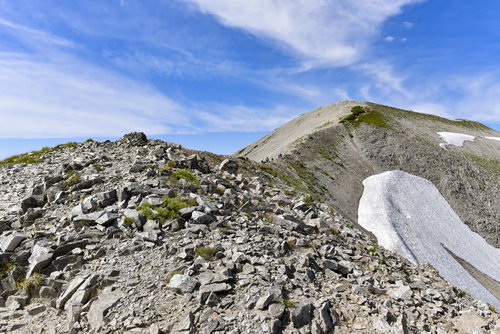 別山へと続くなだらかな稜線を歩く立山の登山道