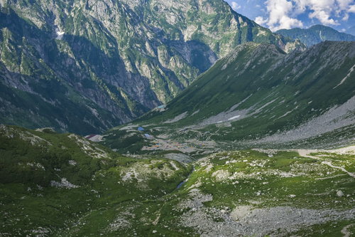 多くのテントでにぎわう劔沢方面のテント場（立山）