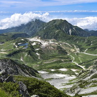 大汝山付近から見下ろす立山室堂の雲海と山々の写真