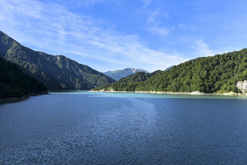 巨大な黒部湖の向こうに立つ赤牛岳と立山連峰