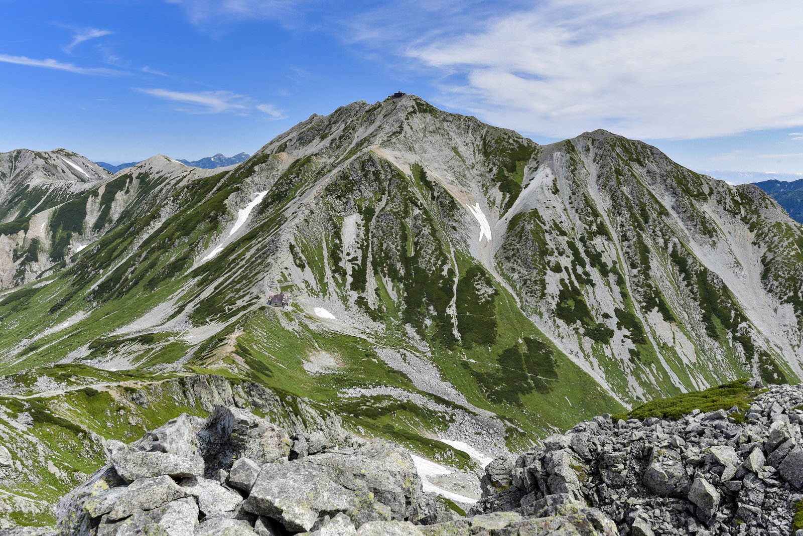 浄土山から見る立山雄山の雄大な山容と青空の風景