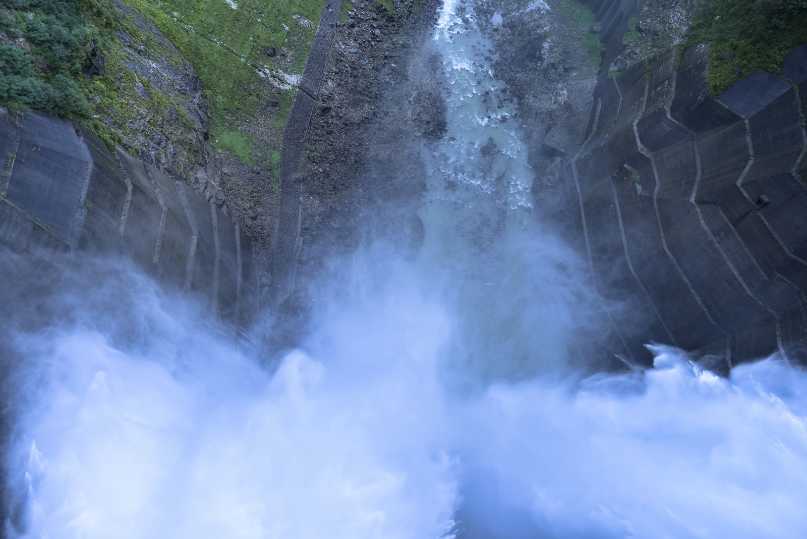 黒部ダムから激しく放水される水と舞い上がる白い水しぶき