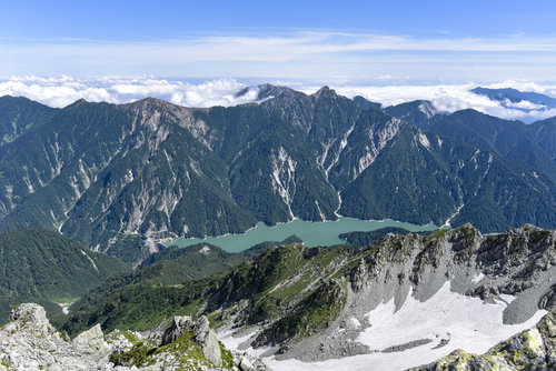 立山から見下ろすエメラルドグリーンの黒部湖と山々