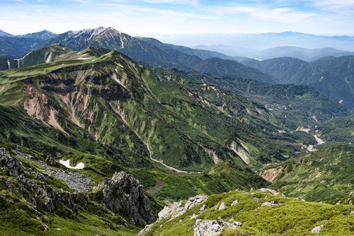 立山カルデラから望む100名山の山麓と山々の景色