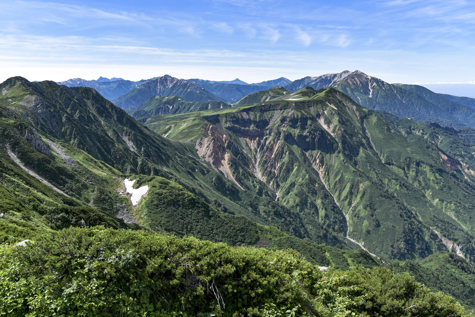立山カルデラザラ峠方面の山岳風景、青空と緑の稜線が美しい