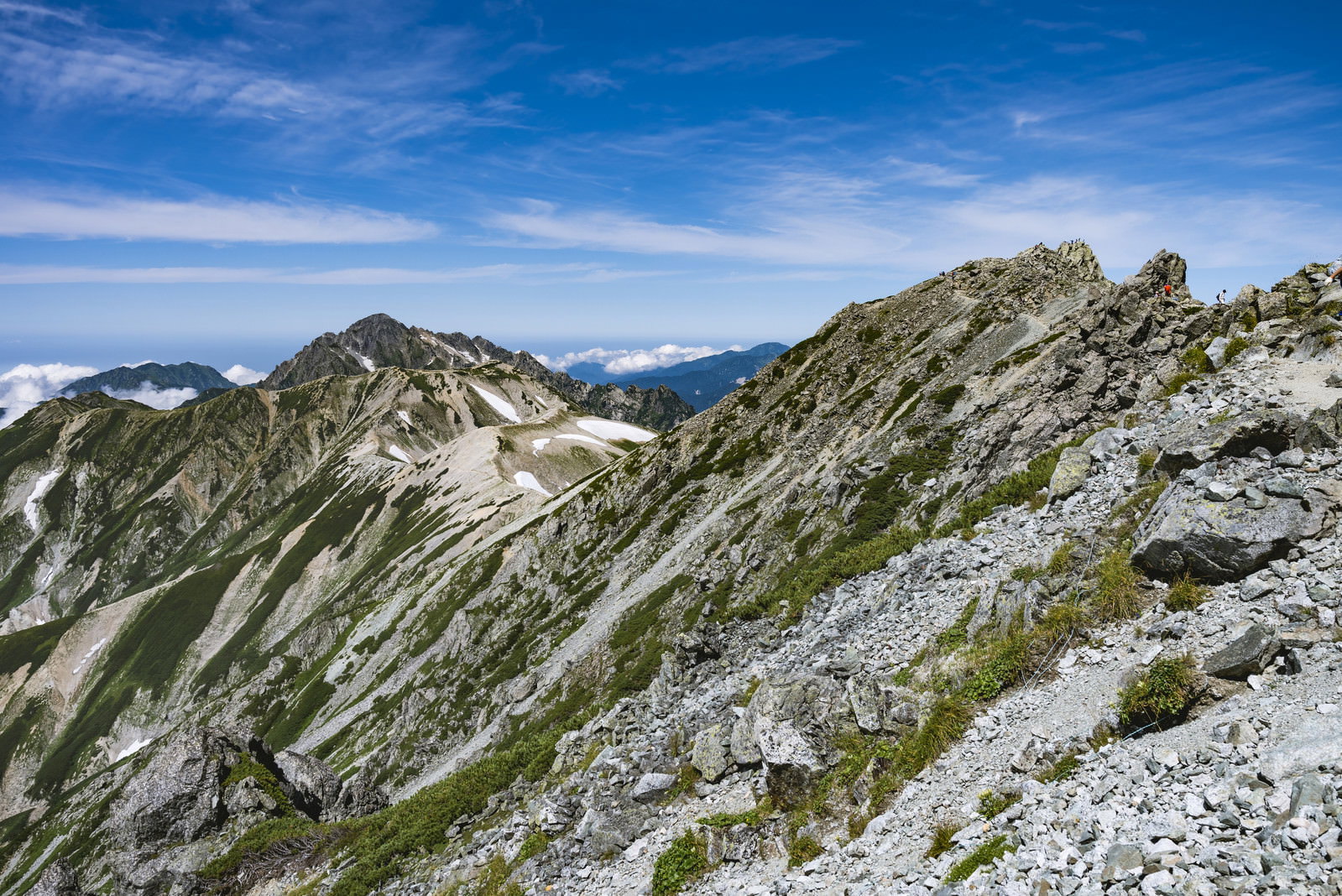 立山大汝山付近の険しい稜線と青空が広がる山岳風景
