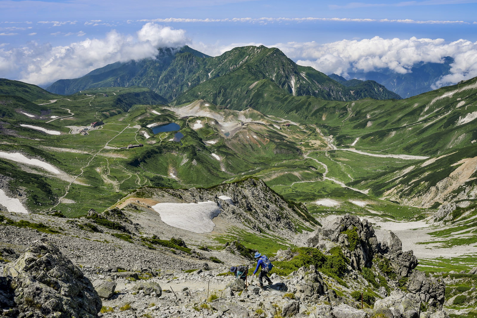 立山室堂の登山道を歩く登山者と雄山の山岳風景