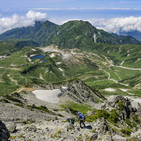 立山室堂から雄山へと向かって歩く登山者の背中の写真