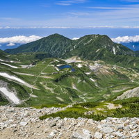 立山室堂の全貌を映す北アルプスの山々の風景の写真
