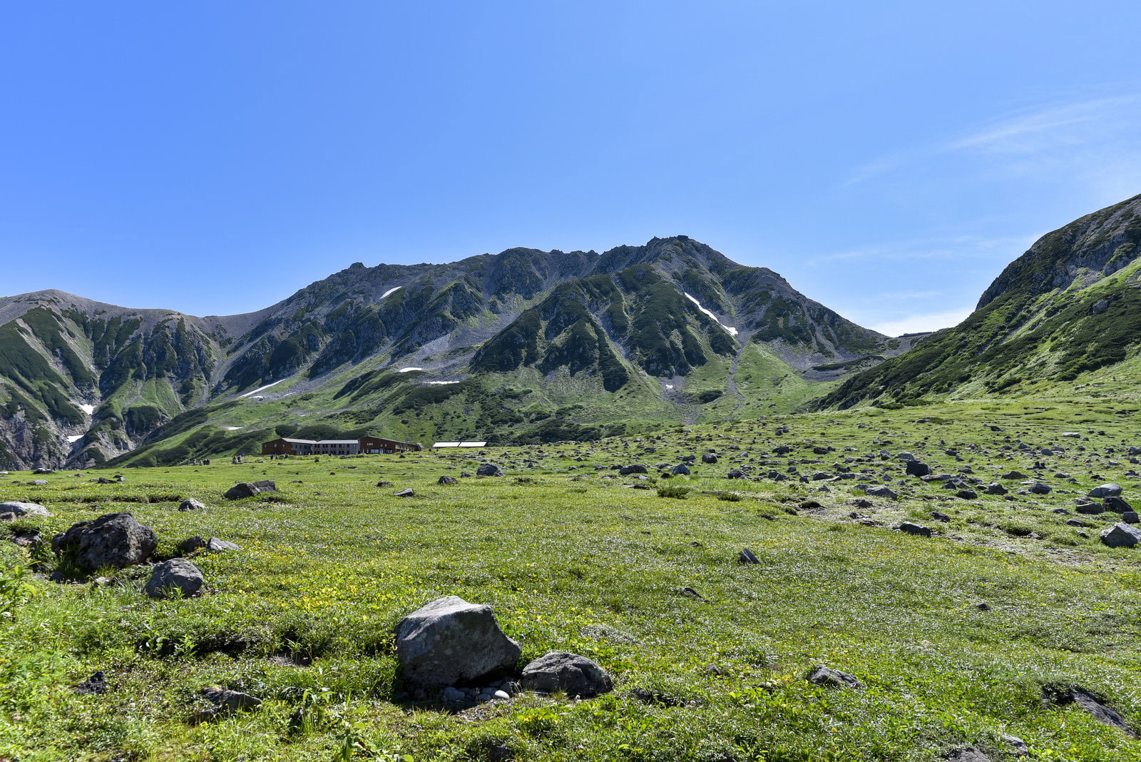 立山室堂の草原越しに見える立山雄山の山容