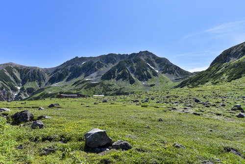 立山室堂の緑の草原と日本百名山・立山雄山