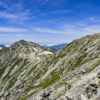 立山雄山から大汝山へと向かう岩稜帯の登山道の写真