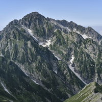北アルプスの険しい山肌、剱岳の岩峰と山並みの写真