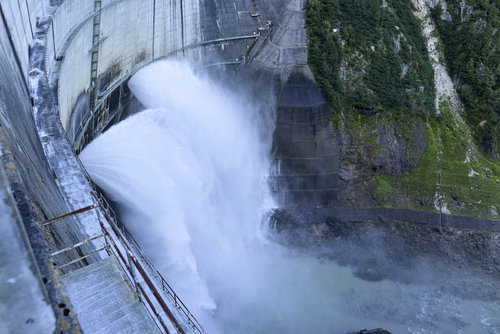 立山の黒部ダムから勢いよく放水される観光放水
