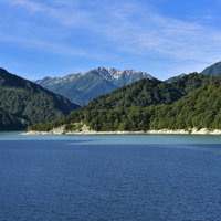 黒部湖の向こうに目る赤牛岳（立山）の写真