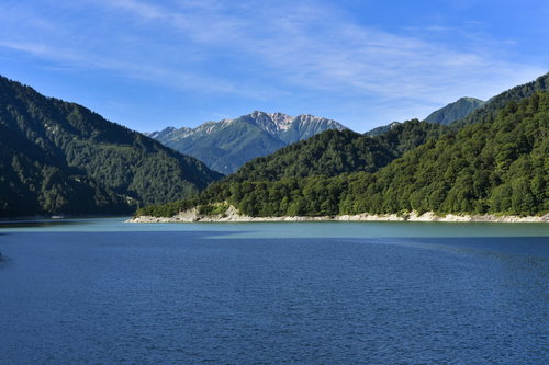 黒部湖の向こうに目る赤牛岳（立山）