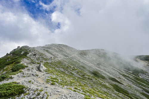 ガスに包まれる立山別山付近の登山道と稜線（剱岳）