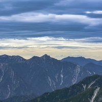 不思議な雲が連なる北アルプス北部の景色、100名山の剱岳の写真