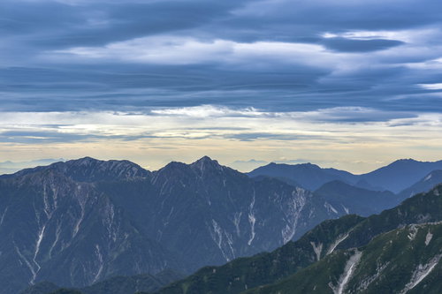 不思議な雲が連なる北アルプス北部の景色、100名山の剱岳