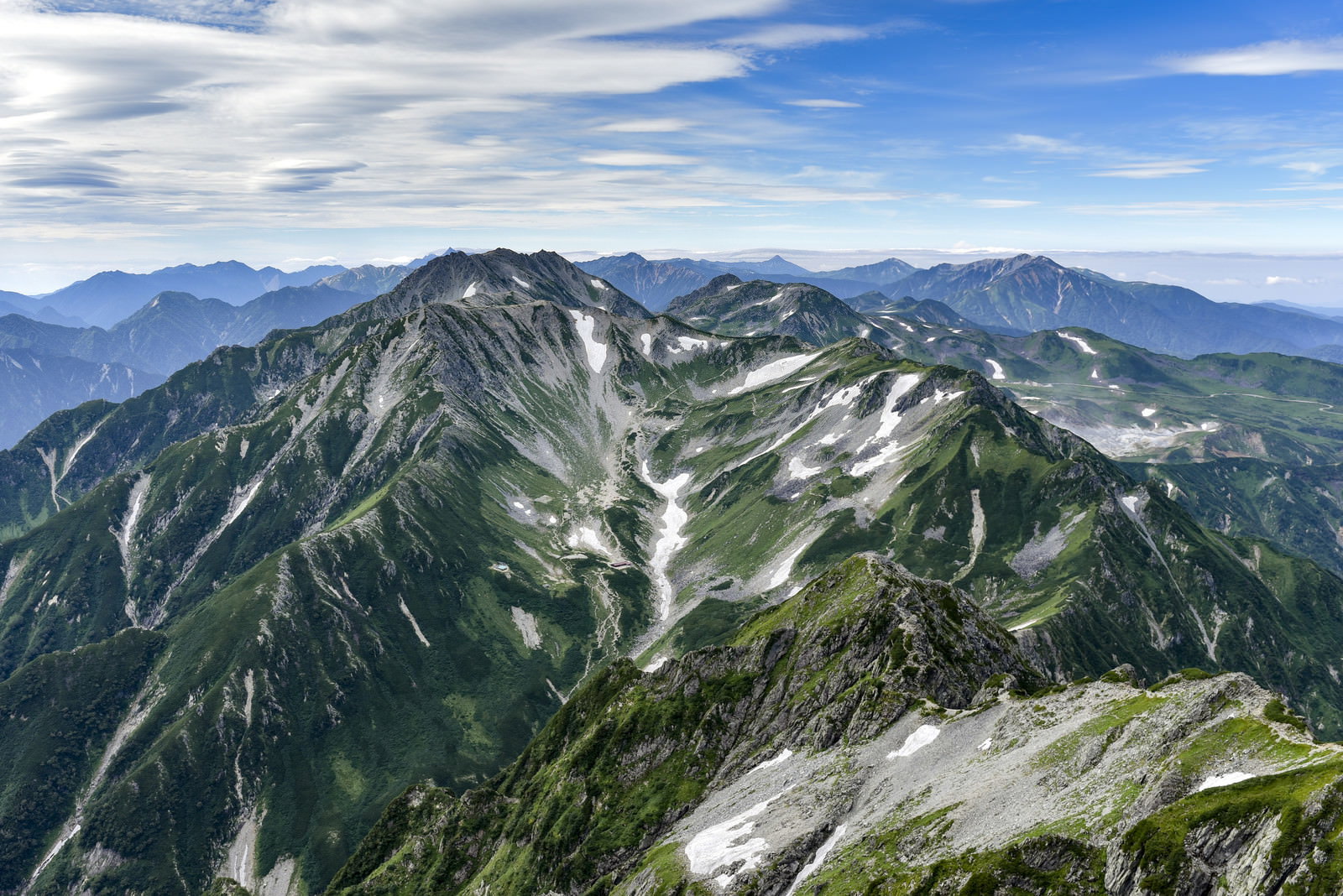 別山から立山雄山へと続く稜線を見る剱岳の山岳風景