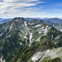 別山から立山雄山へと続く稜線を見る剱岳の山々の写真