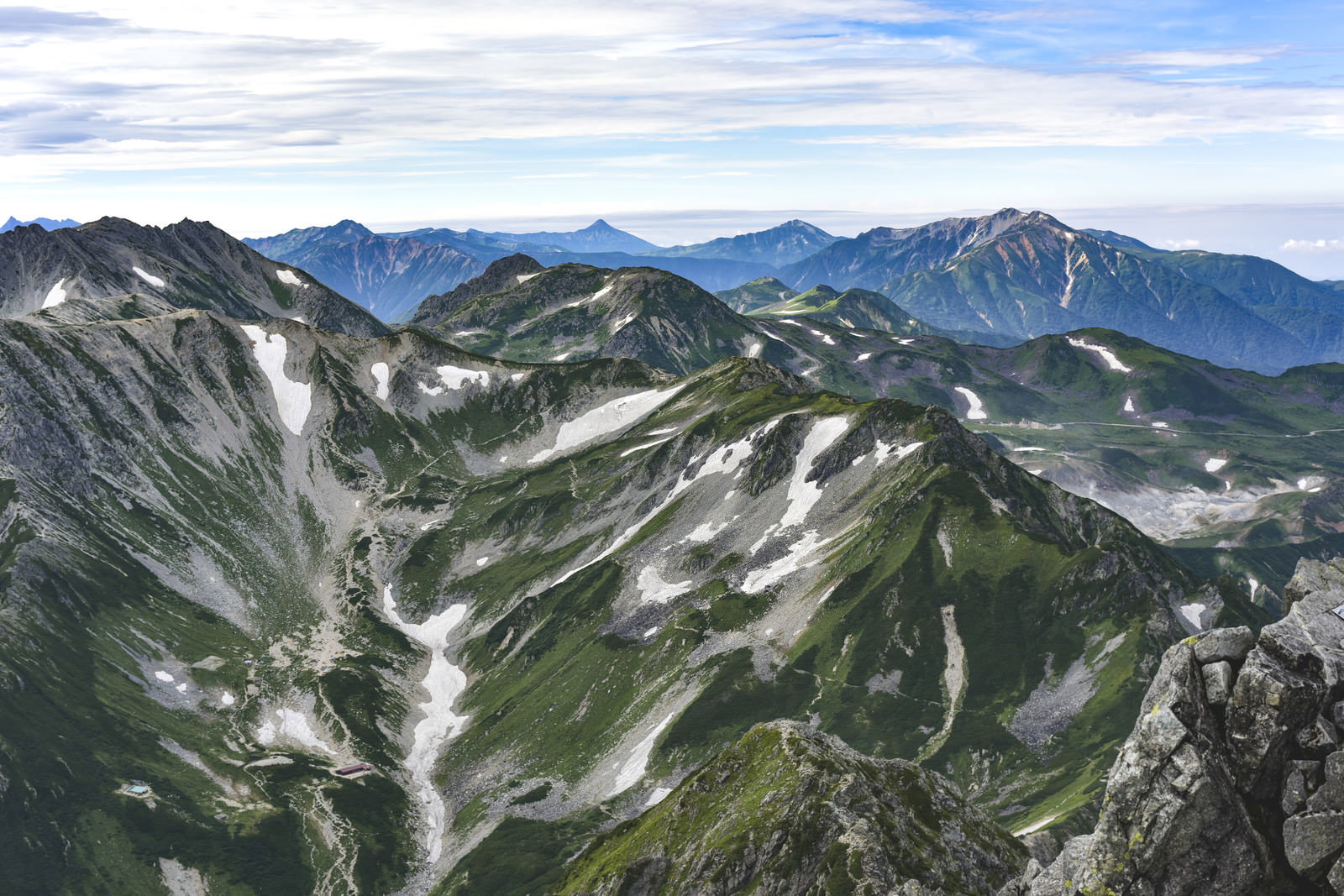 剱岳山頂から眺める別山と薬師岳の山岳風景