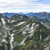剱岳の山頂から見る別山方面と薬師岳の北アルプスの写真