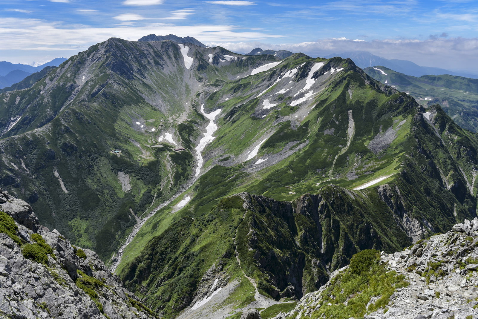 剱岳山頂から望む劒沢カールと立山連峰の山々の全景