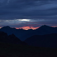 剱岳の麓から見上げる北アルプスの夜明けの写真