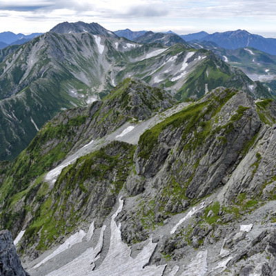 曇り空に連なる緑豊かな山脈の重層的風景の写真素材 - フリー素材ぱくたそ
