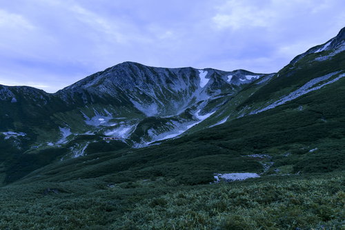 夜明け前の劒沢から望む剱岳のシルエット：北アルプスの夜景