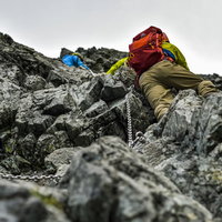 日本百名山の剱岳で岩壁を登って行く登山者の写真