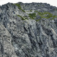 日本百名山・剱岳の険しい岩稜を登る登山者の写真