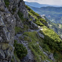 気を抜けば滑落する険しい登山道が続く剱岳の岩場の写真