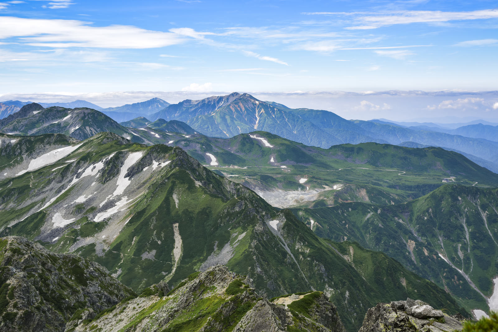 立山室堂への登山道から望む剱岳と連なる山々の風景