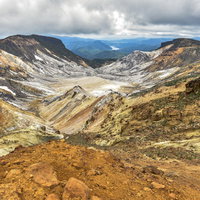 初夏の安達太良山爆裂火口の写真