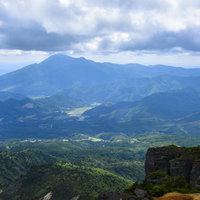 安達太良山から見る新緑の磐梯山方面の山々の写真