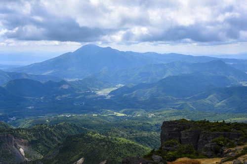 安達太良山から見る新緑の磐梯山方面の山々