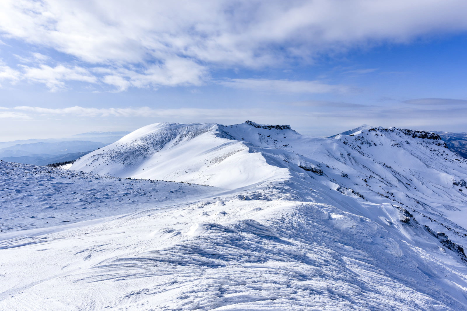 雪に覆われた安達太良山から望む船明神山の冬景色