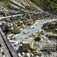 安達太良山の湯ノ花採取場に敷かれた木道と硫黄の岩場の写真